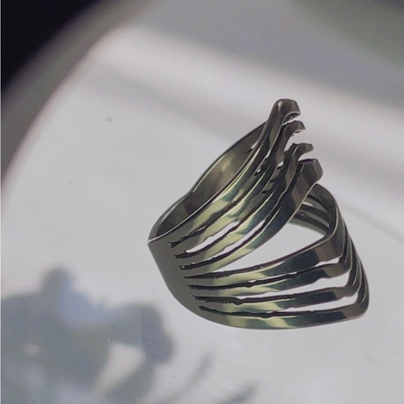 NWT Unisex silver stainless steel ring, laser cut pattern. Size 7 - Picture 9 of 15